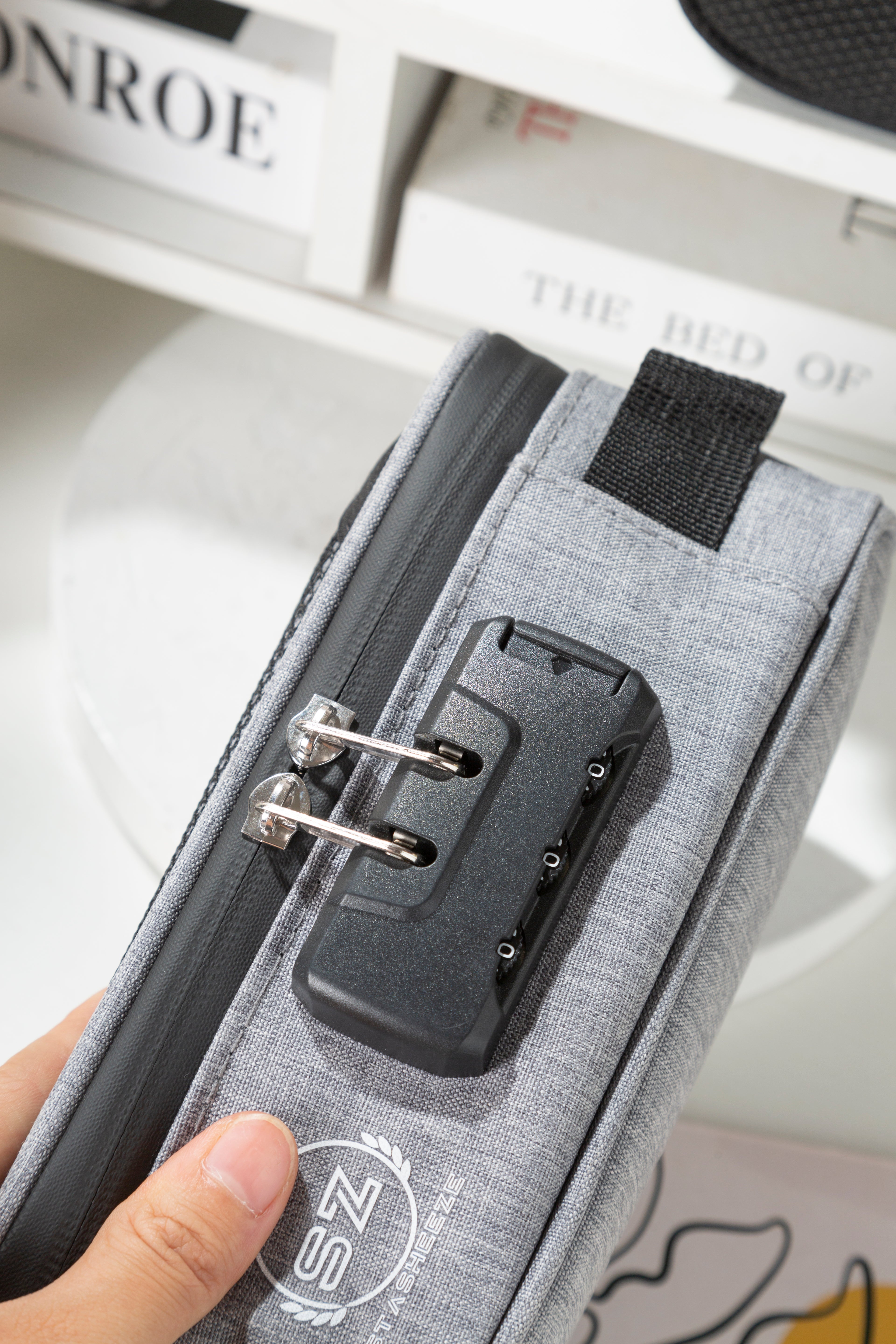 Stasheeze 21x10cm Smell Proof Carbon Lined Bag Water Proof TSA Lock Discreet Secure Box Portable Silver UK